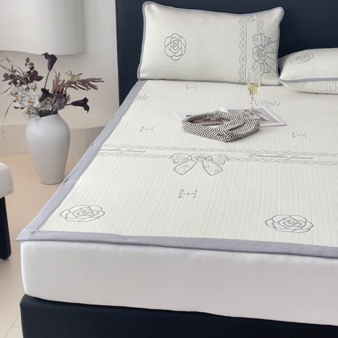 91家纺网 家纺一手货源 找家纺 （总）鑫钰 2025新款A类进口PE高冷感凉席高端聚乙烯凉豆豆高克重480克冰丝凉席床席三件套