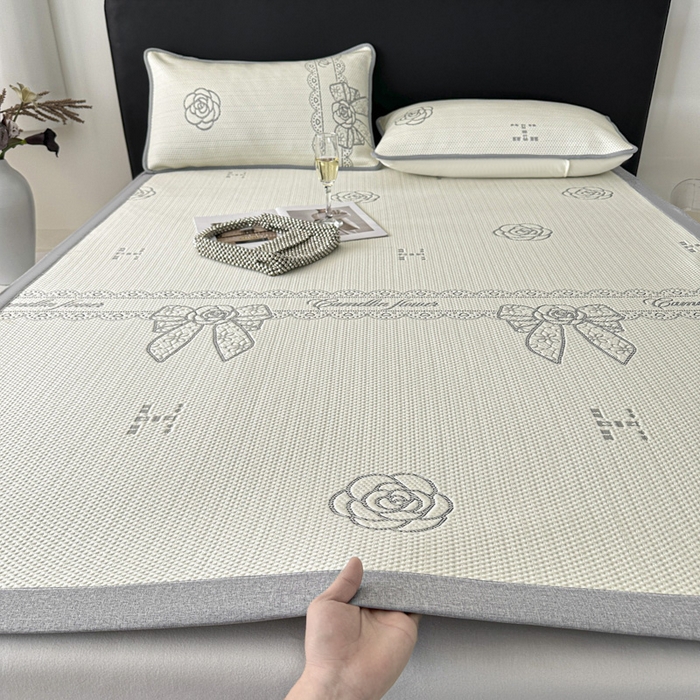 鑫钰 2025新款A类进口PE高冷感凉席高端聚乙烯凉豆豆高克重480克冰丝凉席床席三件套 山茶物语-奶白