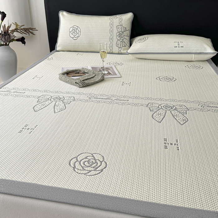 91家纺网 家纺一手货源 找家纺 鑫钰 2025新款A类进口PE高冷感凉席高端聚乙烯凉豆豆高克重480克冰丝凉席床席三件套 山茶物语-奶白