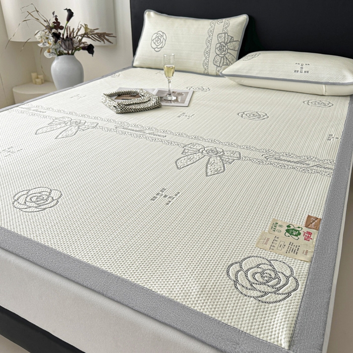 91家纺网 家纺一手货源 找家纺 鑫钰 2025新款A类进口PE高冷感凉席高端聚乙烯凉豆豆高克重480克冰丝凉席床席三件套 山茶物语-奶白