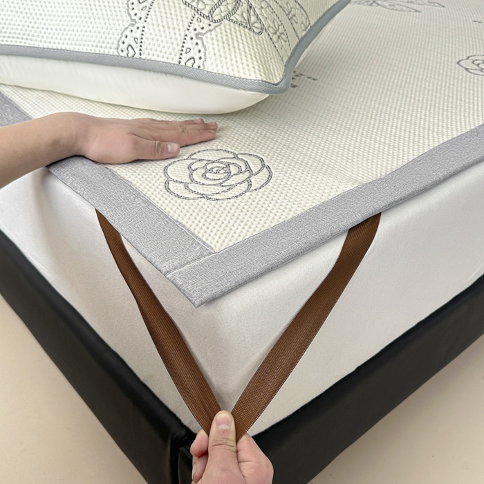 91家纺网 家纺一手货源 找家纺 鑫钰 2025新款A类进口PE高冷感凉席高端聚乙烯凉豆豆高克重480克冰丝凉席床席三件套 山茶物语-奶白