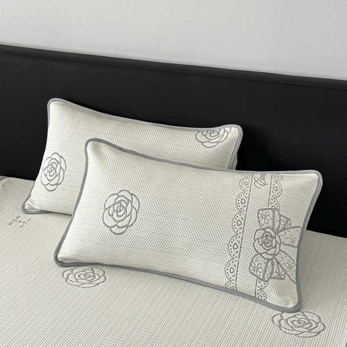 91家纺网 家纺一手货源 找家纺 鑫钰 2025新款A类进口PE高冷感凉席高端聚乙烯凉豆豆高克重480克冰丝凉席床席三件套 山茶物语-奶白