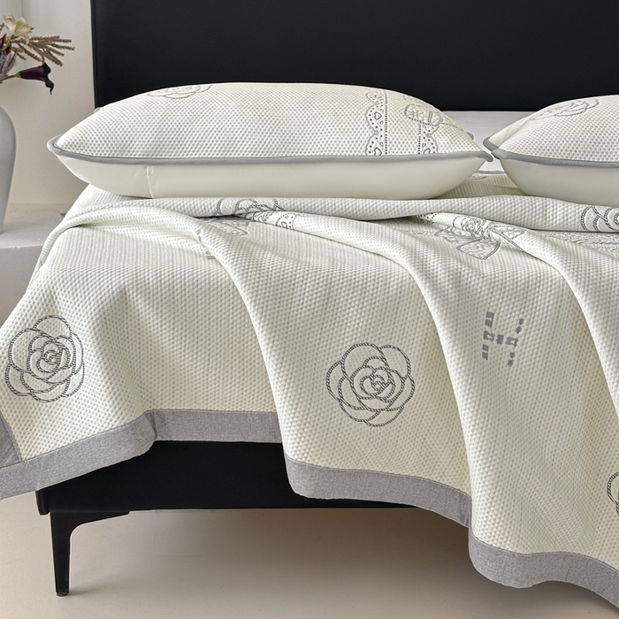 91家纺网 家纺一手货源 找家纺 鑫钰 2025新款A类进口PE高冷感凉席高端聚乙烯凉豆豆高克重480克冰丝凉席床席三件套 山茶物语-奶白