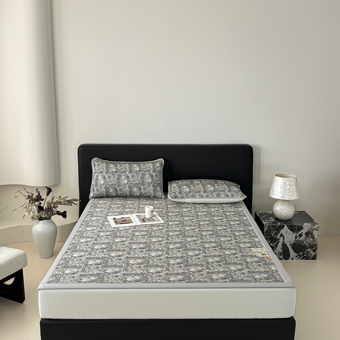 91家纺网 家纺一手货源 找家纺 鑫钰 2025新款A类进口PE高冷感凉席高端聚乙烯凉豆豆高克重480克冰丝凉席床席三件套 冰肌-墨灰