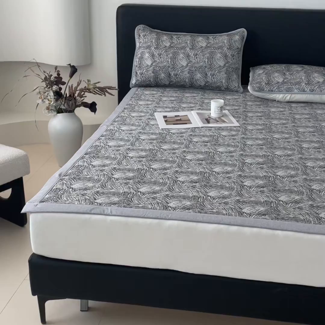 91家纺网 家纺一手货源 找家纺 鑫钰 2025新款A类进口PE高冷感凉席高端聚乙烯凉豆豆高克重480克冰丝凉席床席三件套 冰肌-墨灰