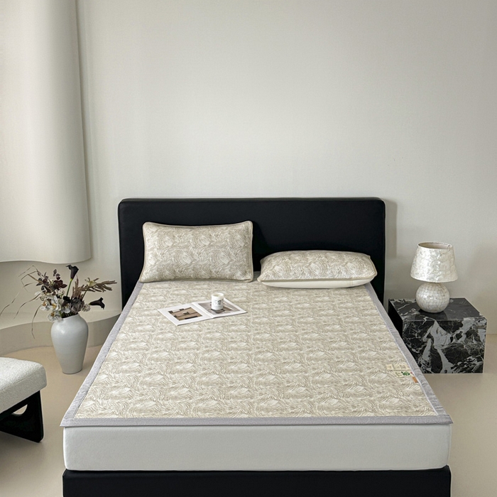 91家纺网 家纺一手货源 找家纺 鑫钰 2025新款A类进口PE高冷感凉席高端聚乙烯凉豆豆高克重480克冰丝凉席床席三件套 冰肌-奶咖