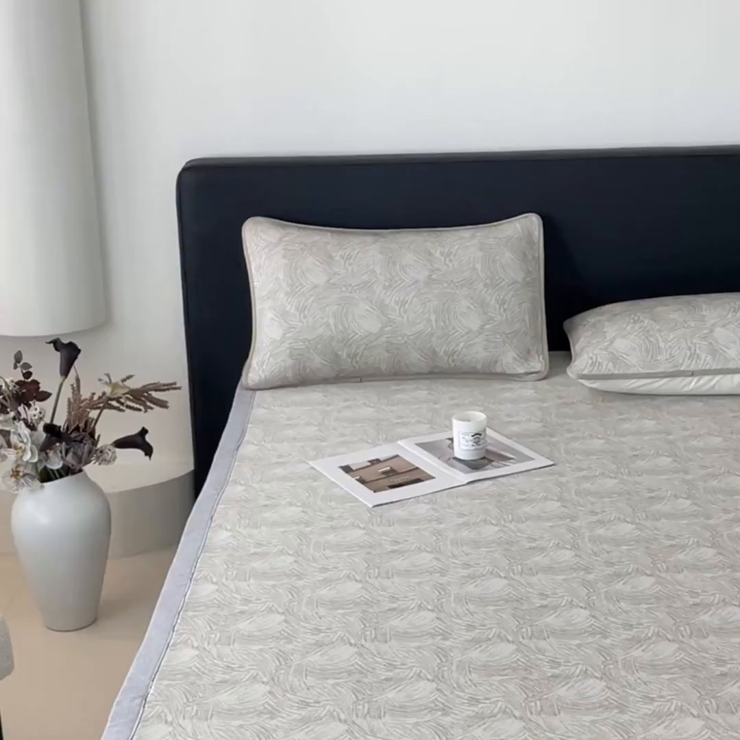 91家纺网 家纺一手货源 找家纺 鑫钰 2025新款A类进口PE高冷感凉席高端聚乙烯凉豆豆高克重480克冰丝凉席床席三件套 冰肌-奶咖