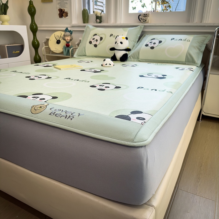 91家纺网 家纺一手货源 找家纺 全季家居 2025新款A类抗菌防螨数码印花冰藤席凉席席子 小熊猫 床笠