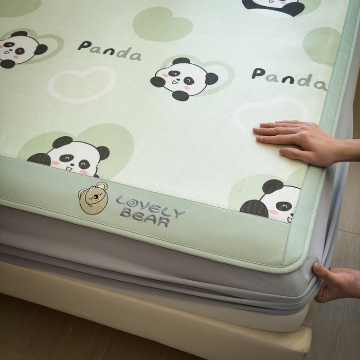 91家纺网 家纺一手货源 找家纺 全季家居 2025新款A类抗菌防螨数码印花冰藤席凉席席子 小熊猫 床笠