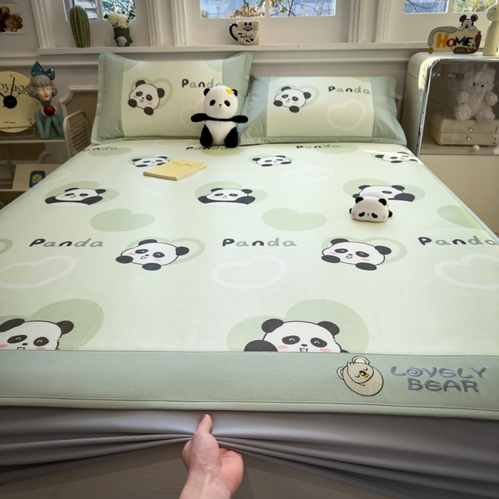 91家纺网 家纺一手货源 找家纺 全季家居 2025新款A类抗菌防螨数码印花冰藤席凉席席子 小熊猫 床笠