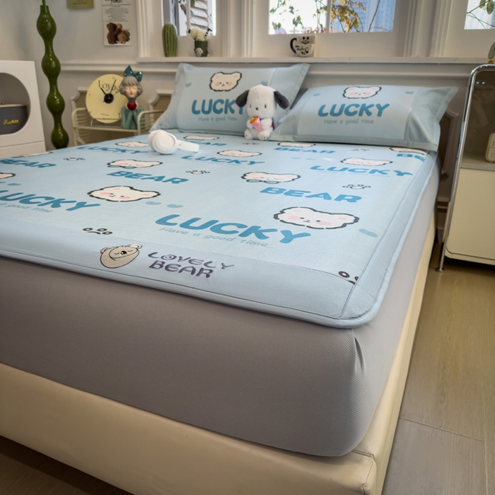 91家纺网 家纺一手货源 找家纺 全季家居 2025新款A类抗菌防螨数码印花冰藤席凉席席子 幸运熊 床笠