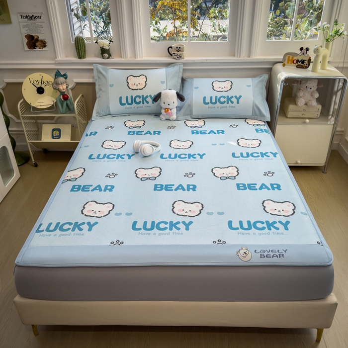 91家纺网 家纺一手货源 找家纺 全季家居 2025新款A类抗菌防螨数码印花冰藤席凉席席子 幸运熊 床笠