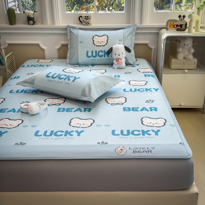 91家纺网 家纺一手货源 找家纺 全季家居 2025新款A类抗菌防螨数码印花冰藤席凉席席子 幸运熊 床笠