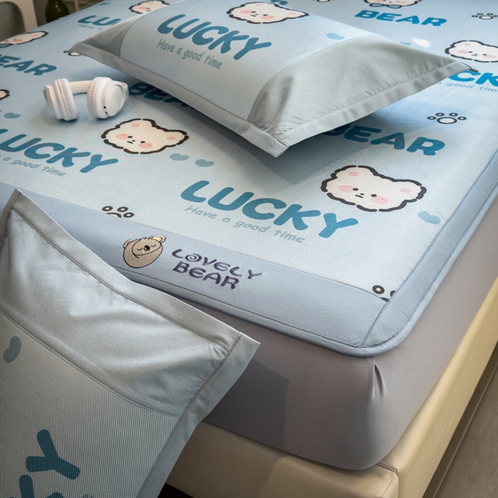 91家纺网 家纺一手货源 找家纺 全季家居 2025新款A类抗菌防螨数码印花冰藤席凉席席子 幸运熊 床笠