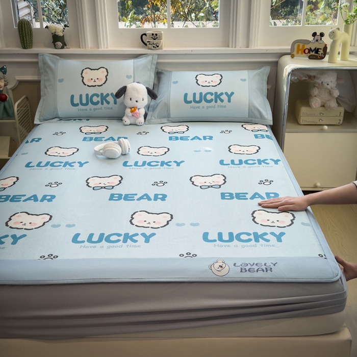 91家纺网 家纺一手货源 找家纺 全季家居 2025新款A类抗菌防螨数码印花冰藤席凉席席子 幸运熊 床笠