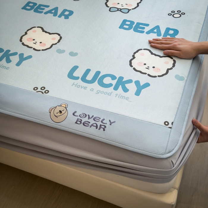 91家纺网 家纺一手货源 找家纺 全季家居 2025新款A类抗菌防螨数码印花冰藤席凉席席子 幸运熊 床笠