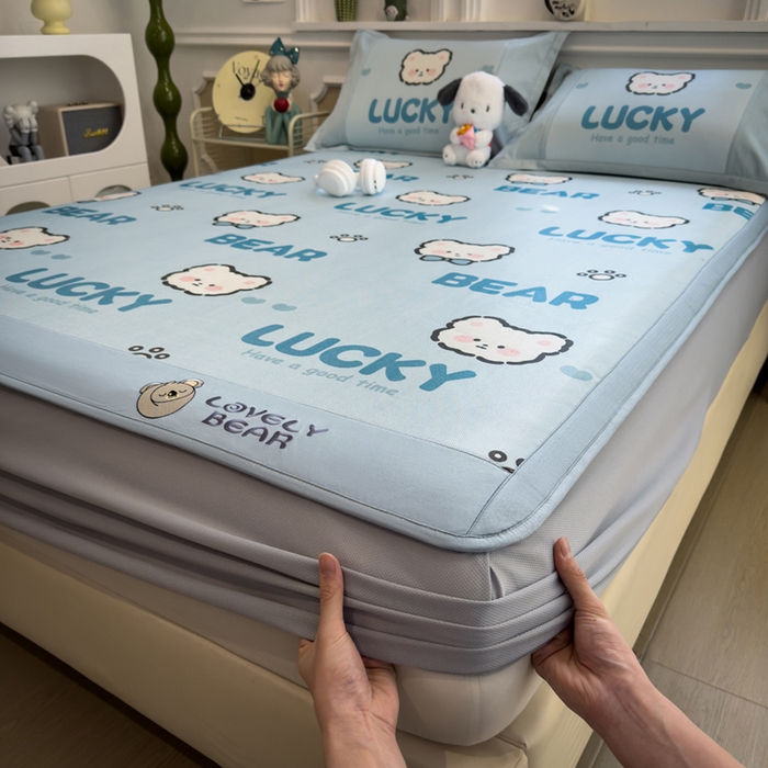 91家纺网 家纺一手货源 找家纺 全季家居 2025新款A类抗菌防螨数码印花冰藤席凉席席子 幸运熊 床笠