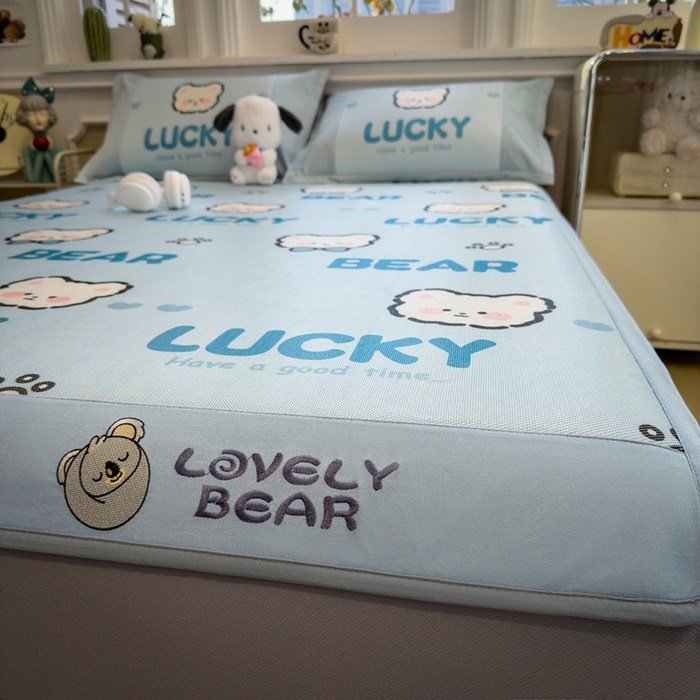 91家纺网 家纺一手货源 找家纺 全季家居 2025新款A类抗菌防螨数码印花冰藤席凉席席子 幸运熊 床笠