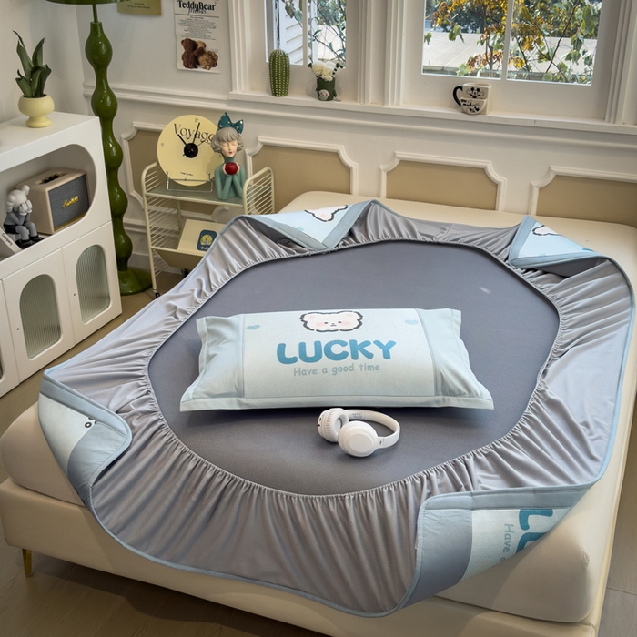 91家纺网 家纺一手货源 找家纺 全季家居 2025新款A类抗菌防螨数码印花冰藤席凉席席子 幸运熊 床笠