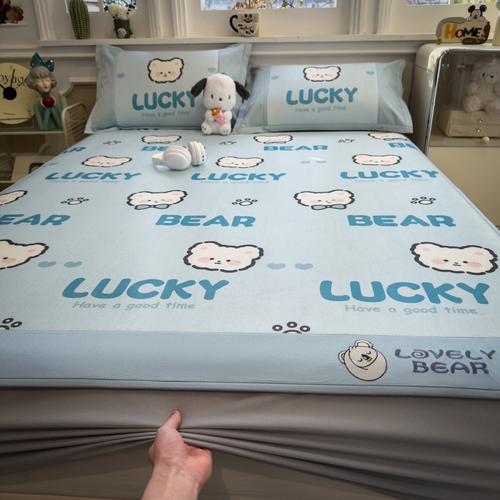 91家纺网 家纺一手货源 找家纺 全季家居 2025新款A类抗菌防螨数码印花冰藤席凉席席子 幸运熊 床笠