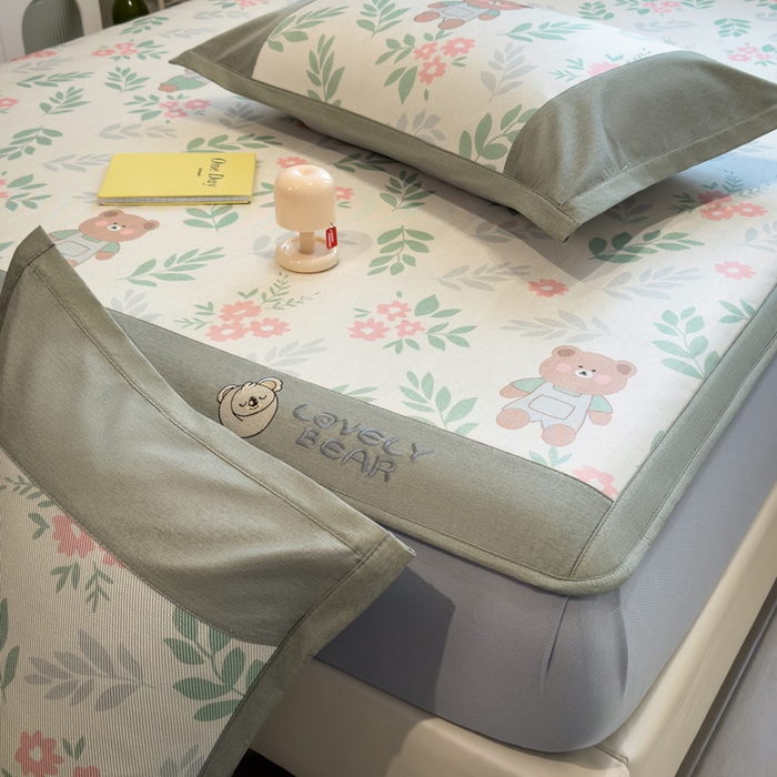 91家纺网 家纺一手货源 找家纺 全季家居 2025新款A类抗菌防螨数码印花冰藤席凉席席子 熊乐园 床笠