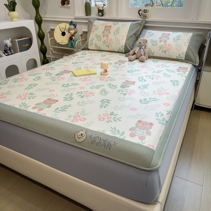 91家纺网 家纺一手货源 找家纺 全季家居 2025新款A类抗菌防螨数码印花冰藤席凉席席子 熊乐园 床笠