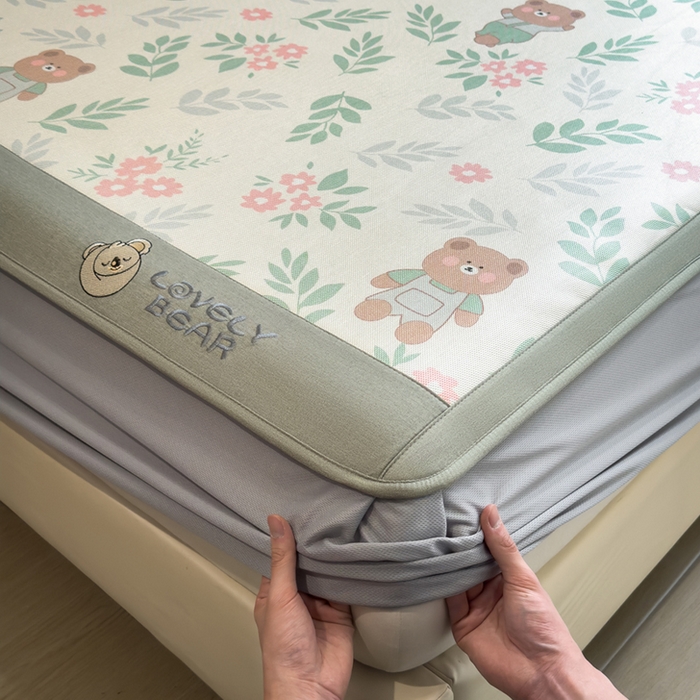 91家纺网 家纺一手货源 找家纺 全季家居 2025新款A类抗菌防螨数码印花冰藤席凉席席子 熊乐园 床笠