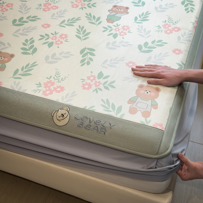 91家纺网 家纺一手货源 找家纺 全季家居 2025新款A类抗菌防螨数码印花冰藤席凉席席子 熊乐园 床笠