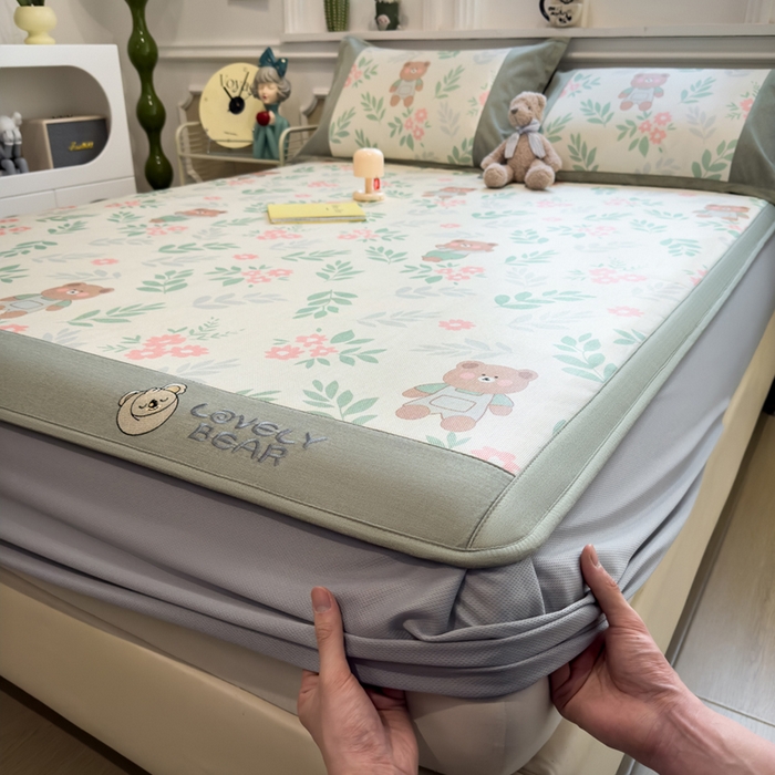 91家纺网 家纺一手货源 找家纺 全季家居 2025新款A类抗菌防螨数码印花冰藤席凉席席子 熊乐园 床笠