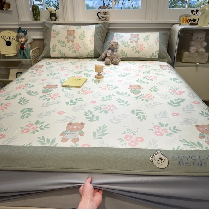 91家纺网 家纺一手货源 找家纺 全季家居 2025新款A类抗菌防螨数码印花冰藤席凉席席子 熊乐园 床笠