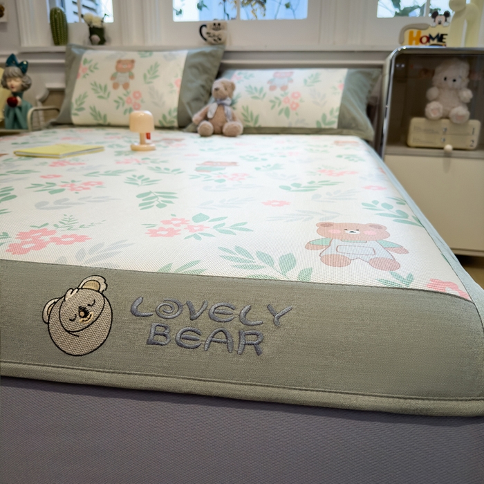 91家纺网 家纺一手货源 找家纺 全季家居 2025新款A类抗菌防螨数码印花冰藤席凉席席子 熊乐园 床笠