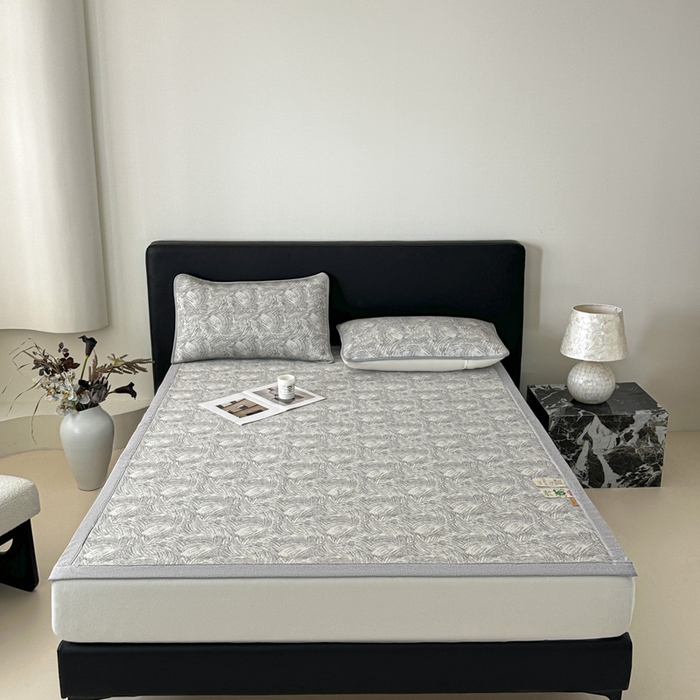 91家纺网 家纺一手货源 找家纺 鑫钰 2025新款A类进口PE高冷感凉席高端聚乙烯凉豆豆高克重480克冰丝凉席床席三件套 冰肌-银灰