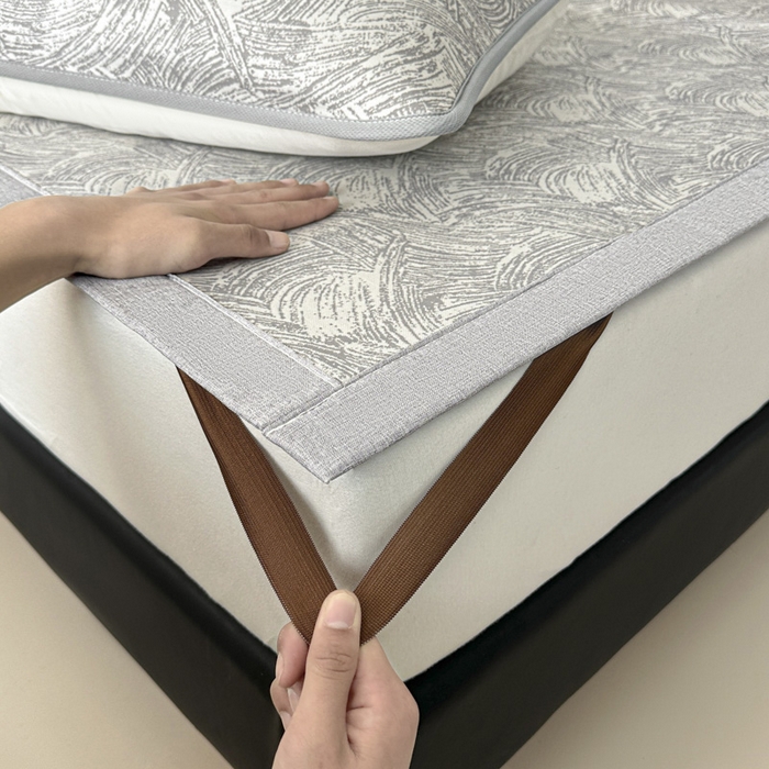 91家纺网 家纺一手货源 找家纺 鑫钰 2025新款A类进口PE高冷感凉席高端聚乙烯凉豆豆高克重480克冰丝凉席床席三件套 冰肌-银灰