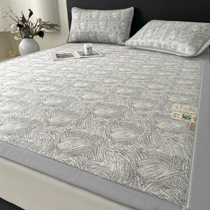 91家纺网 家纺一手货源 找家纺 鑫钰 2025新款A类进口PE高冷感凉席高端聚乙烯凉豆豆高克重480克冰丝凉席床席三件套 冰肌-银灰