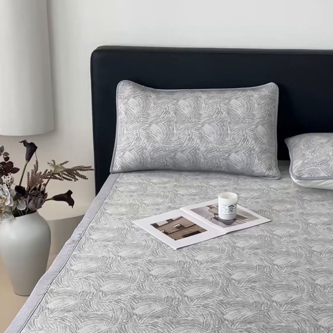 91家纺网 家纺一手货源 找家纺 鑫钰 2025新款A类进口PE高冷感凉席高端聚乙烯凉豆豆高克重480克冰丝凉席床席三件套 冰肌-银灰