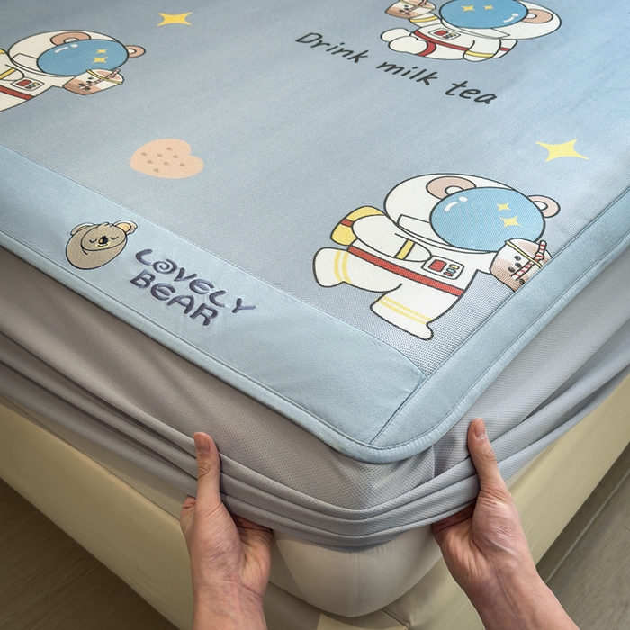 91家纺网 家纺一手货源 找家纺 全季家居 2025新款A类抗菌防螨数码印花冰藤席凉席席子 宇航员 床笠