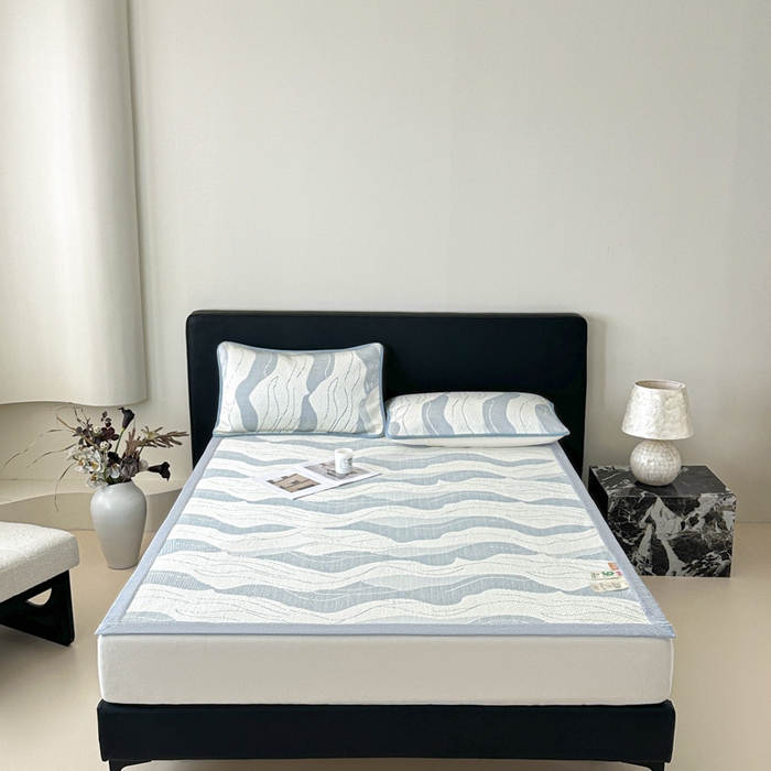 91家纺网 家纺一手货源 找家纺 鑫钰 2025新款A类进口PE高冷感凉席高端聚乙烯凉豆豆高克重480克冰丝凉席床席三件套 沁夏-冰川蓝