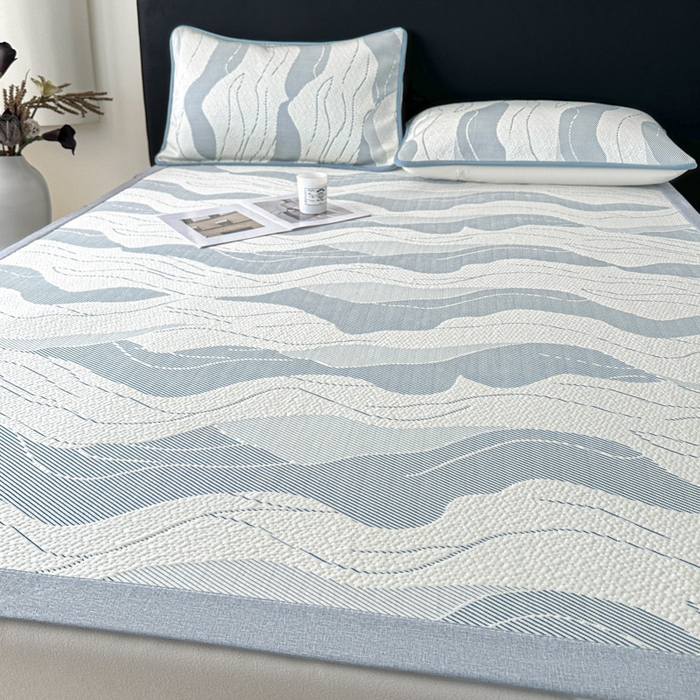 91家纺网 家纺一手货源 找家纺 鑫钰 2025新款A类进口PE高冷感凉席高端聚乙烯凉豆豆高克重480克冰丝凉席床席三件套 沁夏-冰川蓝