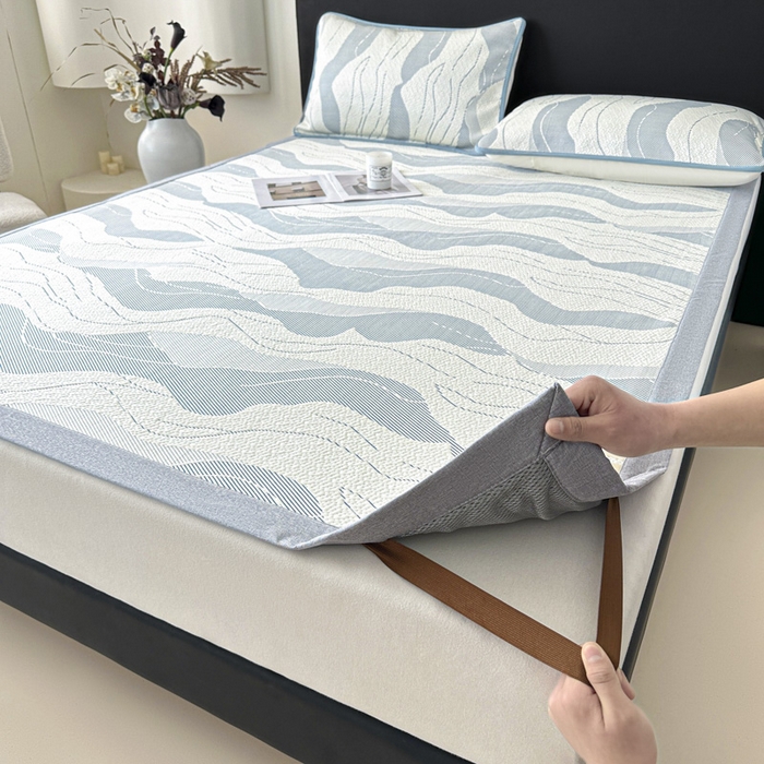 91家纺网 家纺一手货源 找家纺 鑫钰 2025新款A类进口PE高冷感凉席高端聚乙烯凉豆豆高克重480克冰丝凉席床席三件套 沁夏-冰川蓝