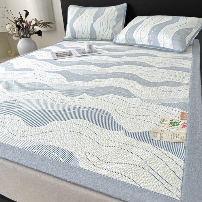 91家纺网 家纺一手货源 找家纺 鑫钰 2025新款A类进口PE高冷感凉席高端聚乙烯凉豆豆高克重480克冰丝凉席床席三件套 沁夏-冰川蓝