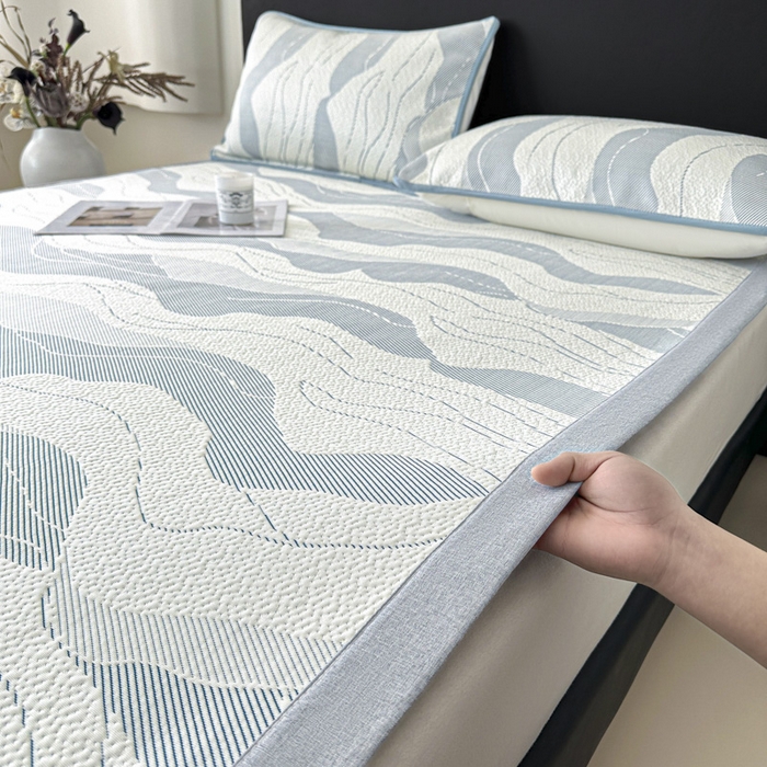 91家纺网 家纺一手货源 找家纺 鑫钰 2025新款A类进口PE高冷感凉席高端聚乙烯凉豆豆高克重480克冰丝凉席床席三件套 沁夏-冰川蓝