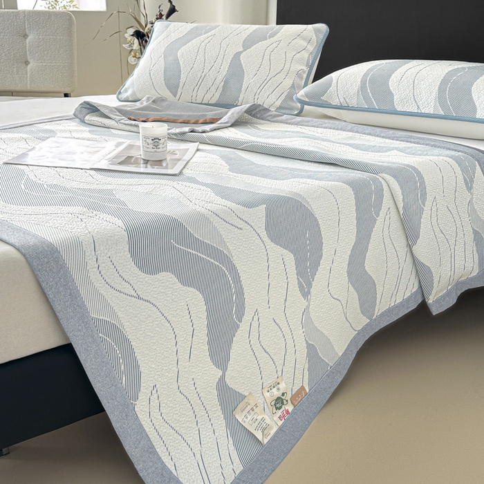 91家纺网 家纺一手货源 找家纺 鑫钰 2025新款A类进口PE高冷感凉席高端聚乙烯凉豆豆高克重480克冰丝凉席床席三件套 沁夏-冰川蓝