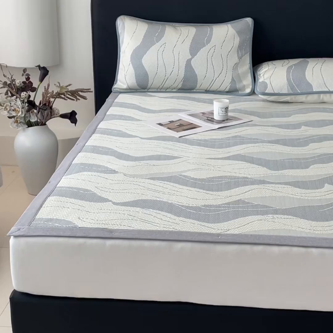 91家纺网 家纺一手货源 找家纺 鑫钰 2025新款A类进口PE高冷感凉席高端聚乙烯凉豆豆高克重480克冰丝凉席床席三件套 沁夏-冰川蓝