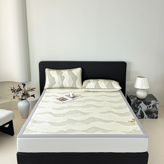 91家纺网 家纺一手货源 找家纺 鑫钰 2025新款A类进口PE高冷感凉席高端聚乙烯凉豆豆高克重480克冰丝凉席床席三件套 沁夏-奶咖