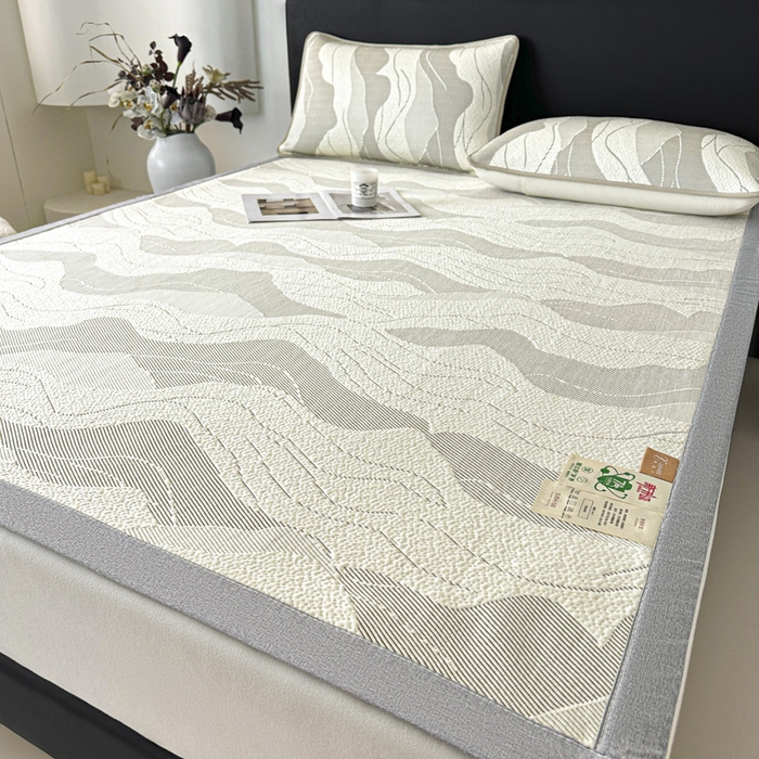 91家纺网 家纺一手货源 找家纺 鑫钰 2025新款A类进口PE高冷感凉席高端聚乙烯凉豆豆高克重480克冰丝凉席床席三件套 沁夏-奶咖