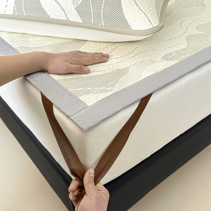 91家纺网 家纺一手货源 找家纺 鑫钰 2025新款A类进口PE高冷感凉席高端聚乙烯凉豆豆高克重480克冰丝凉席床席三件套 沁夏-奶咖