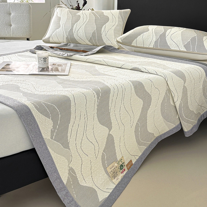 91家纺网 家纺一手货源 找家纺 鑫钰 2025新款A类进口PE高冷感凉席高端聚乙烯凉豆豆高克重480克冰丝凉席床席三件套 沁夏-奶咖