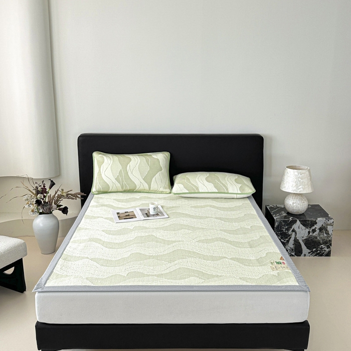 91家纺网 家纺一手货源 找家纺 鑫钰 2025新款A类进口PE高冷感凉席高端聚乙烯凉豆豆高克重480克冰丝凉席床席三件套 沁夏-青柠绿