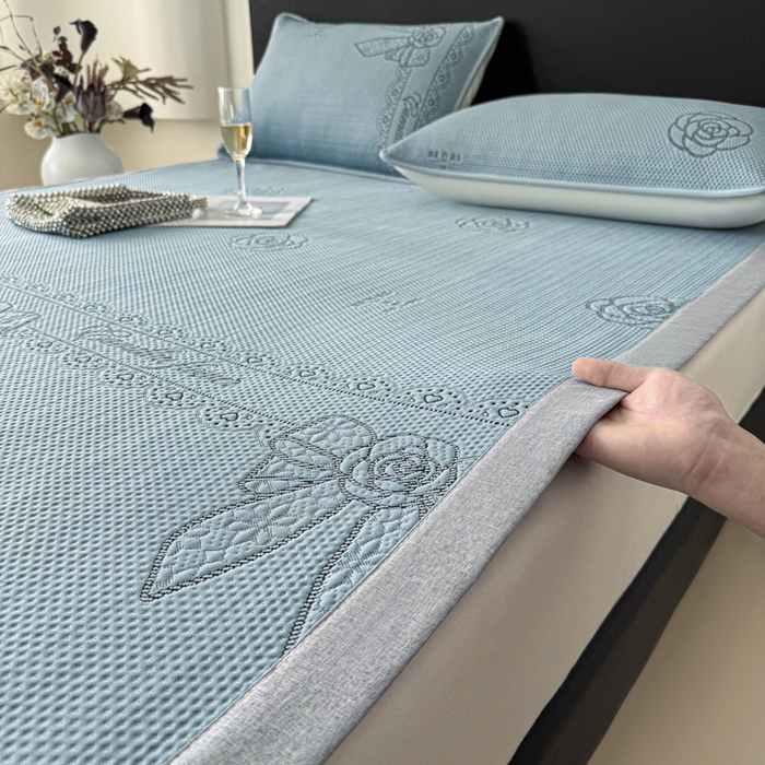 91家纺网 家纺一手货源 找家纺 鑫钰 2025新款A类进口PE高冷感凉席高端聚乙烯凉豆豆高克重480克冰丝凉席床席三件套 山茶物语-蓝