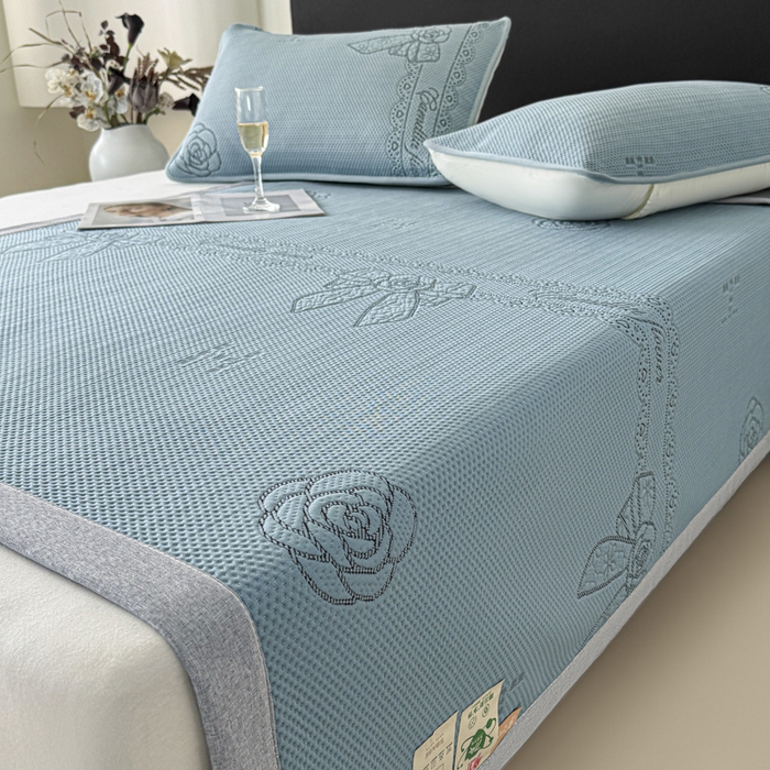 91家纺网 家纺一手货源 找家纺 鑫钰 2025新款A类进口PE高冷感凉席高端聚乙烯凉豆豆高克重480克冰丝凉席床席三件套 山茶物语-蓝